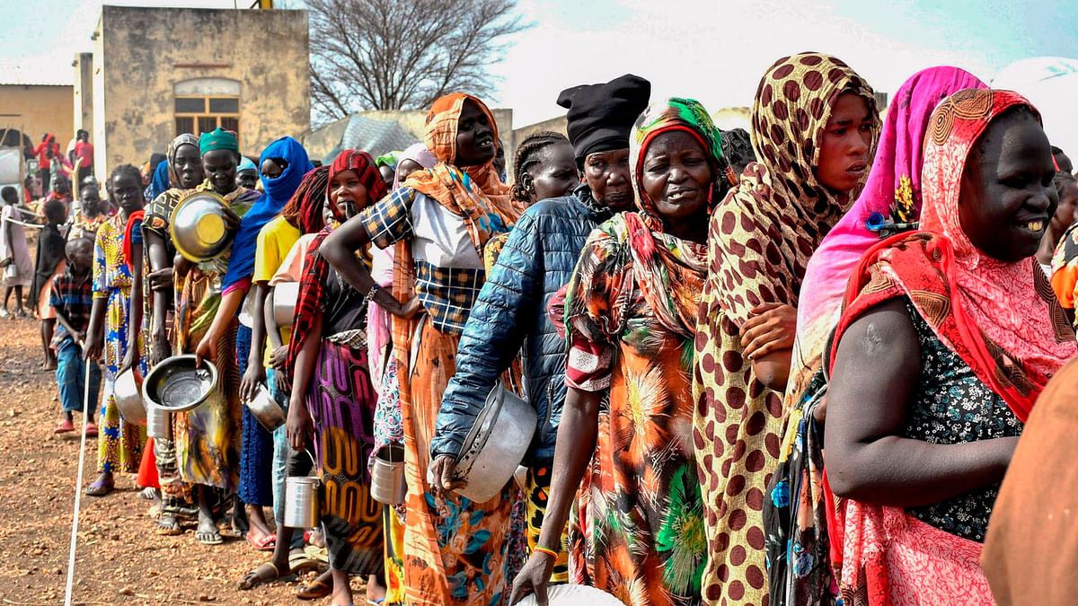 نساء فررن من السودان عقب اندلاع القتال بين الجيش السوداني وقوات الدعم السريع