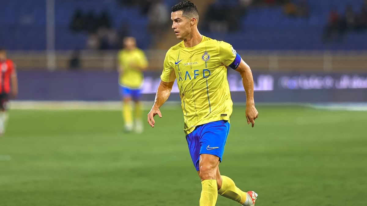 تسديدة كريستيانو رونالدو تصطدم بمصور في مباراة النصر والرائد (فيديو)