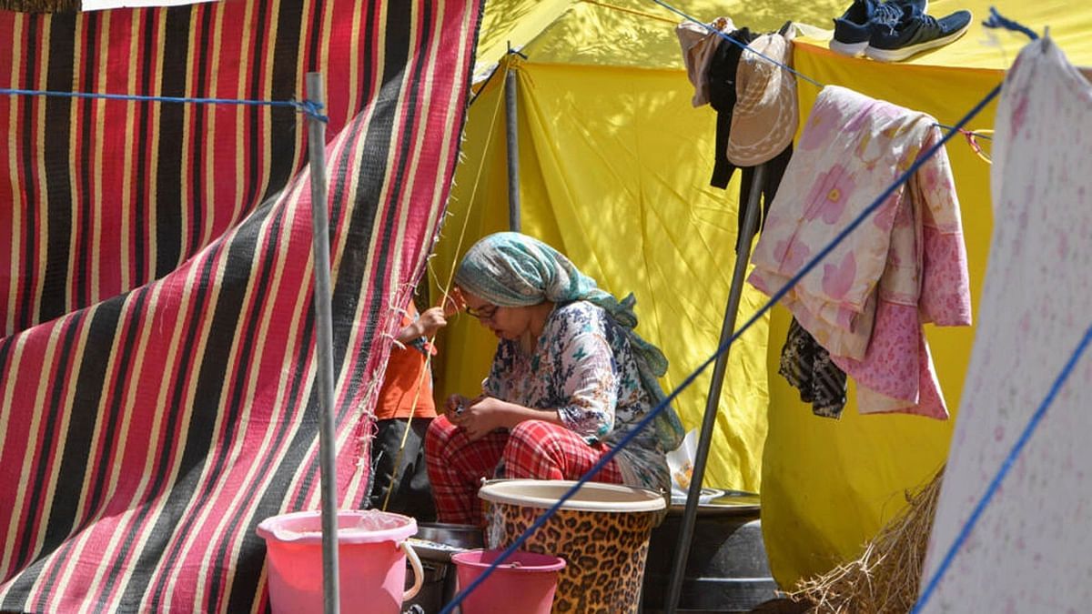 مغربية أمام خيمتها في أمزميز