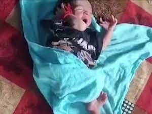 من علامات الساعة.. ولادة طفلة رضيعة بـ 26 إصبعًا، وما حدث عندما حركتها تقشعر له الأبدان!