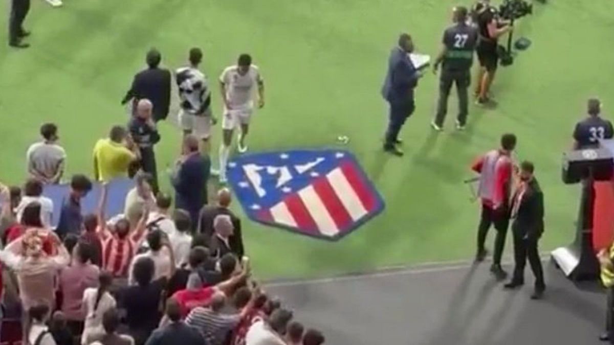 بيلينغهام يتجنب السير على شعار أتلتيكو مدريد (فيديو)