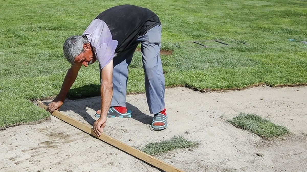 فيديو يكشف سوء أرضية ملعب آزادي قبل مباراة الهلال ونساجي