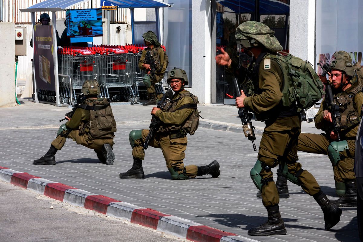مقاتلان تابعان لحماس أمام برج عسكري إسرائيلي