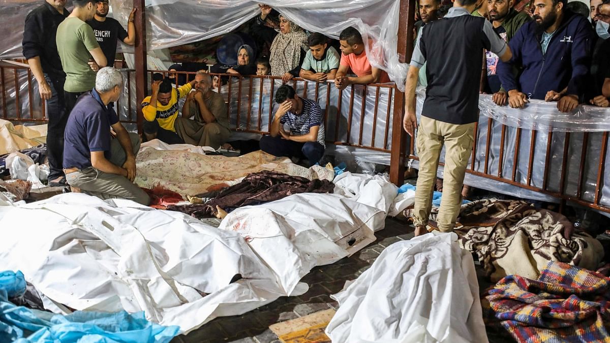 اعتراف ثم تراجع.. تخبط في التصريحات الإسرائيلية حول جريمة قصف المستشفى