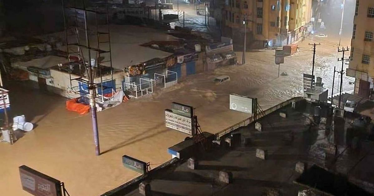 اليمن.. إعصار "تيج" يضرب المهرة ويتسبب بأضرار كبيرة
