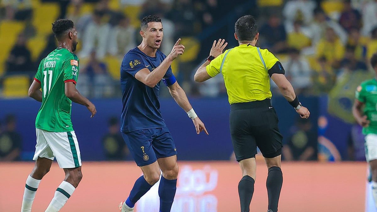 كريستيانو رونالدو يطالب بتغيير حكم مباراة النصر والاتفاق (فيديو)