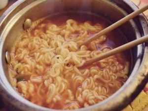 هل تناول الإندومي يسبب السرطان؟ طبيب عالمي يحسم الجدل