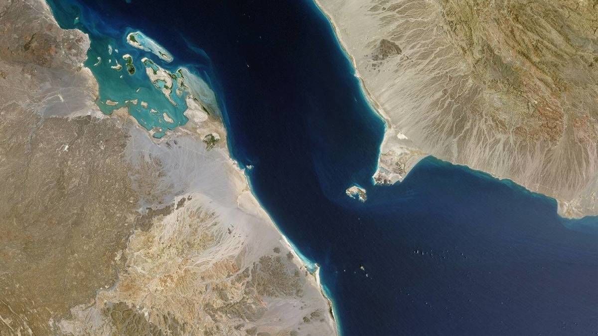 مصدر يمني يؤكد لـ"الخليج 365" احتراق أجزاء من السفينة المستهدفة في البحر الأحمر