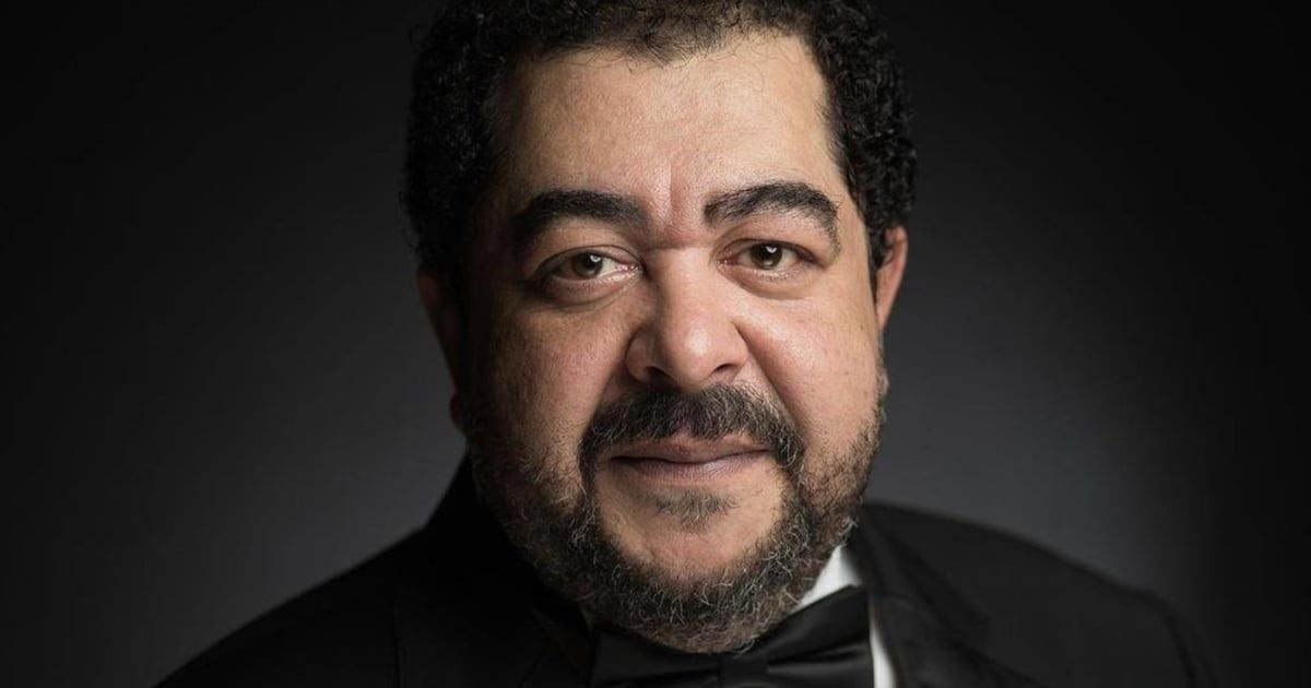 مصدر يوضح حقيقة استبدال طارق عبدالعزيز بـ"الذكاء الاصطناعي"