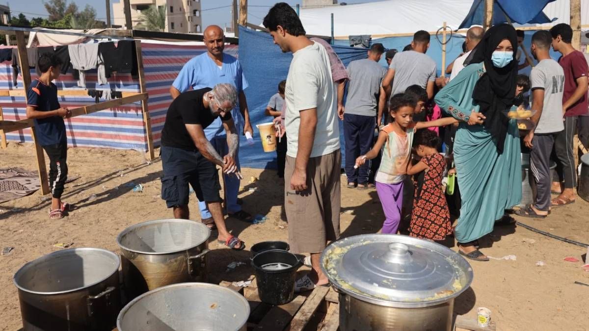 في مراكز الإيواء.. أطفال وكبار يبحثون عن الحلويات للحصول على "بعض" الطاقة