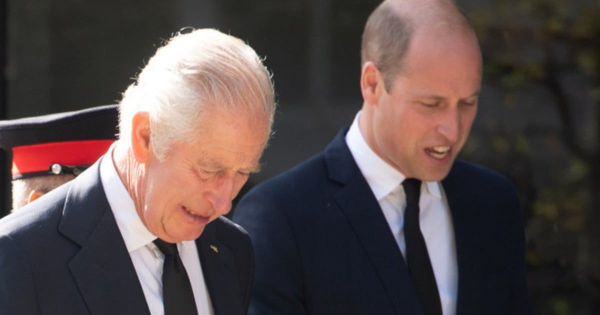 نوبة ضحك بين الملك تشارلز والأمير ويليام بسبب " أصابع النقانق"