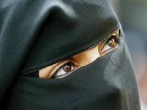 ام سعودية تسمع اصوات من غرفة ابنتها ليلا.. فوضعت لها كاميرا مراقبه وعندما شاهدتها كانت المفاجأة