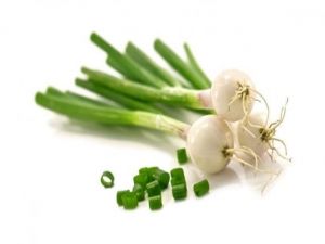 فوائد تناول البصل الأخضر في وجبة الإفطار: دعم صحة القلب والعظام وتعزيز المناعة!