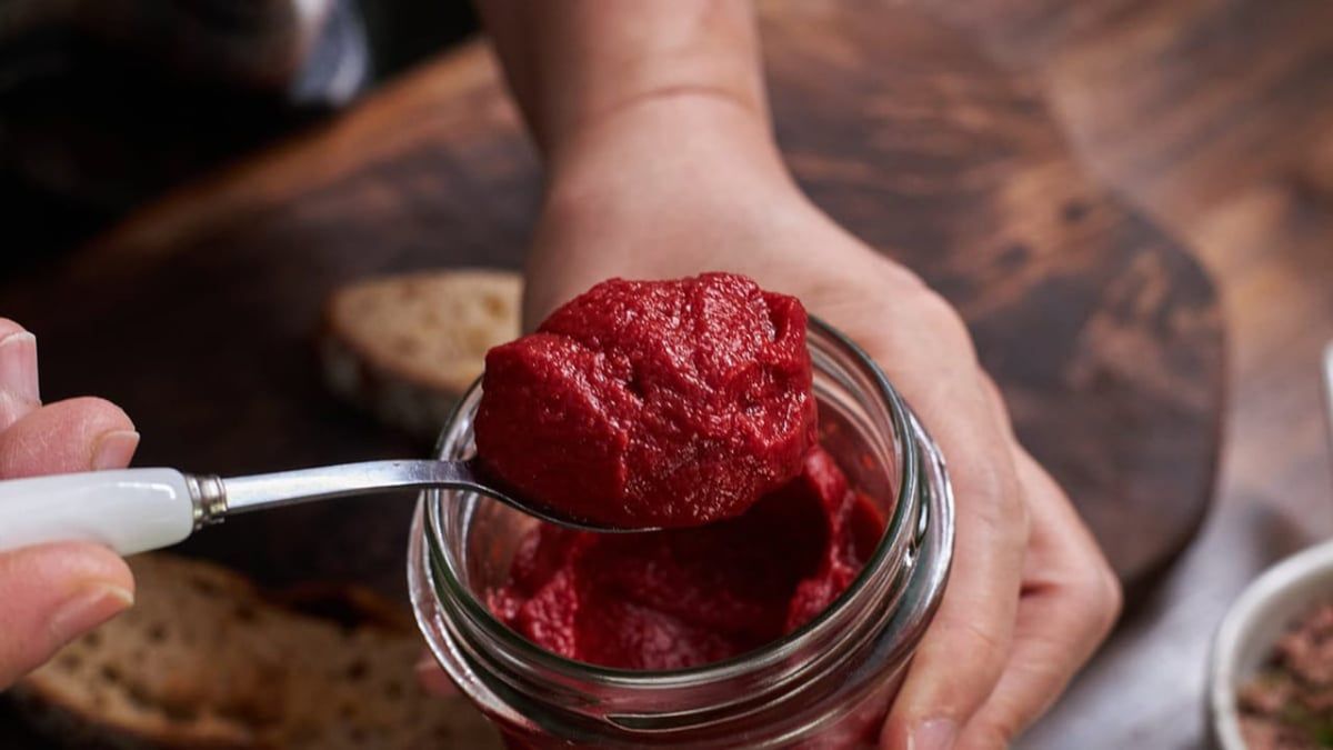 بسبب إبداء رأيها بـ"معجون طماطم".. امرأة تواجه 7 سنوات من السجن