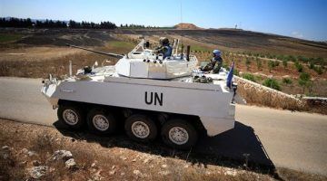 بعد استهداف عناصره.. بيان عاجل لليونيفيل 30/03/2024 01:35 م أكد الناطق الرسمي بإسم قوات اليونيفيل أندريا تيننتي ان "ثلاثة مراقبين عسكريين تابعين لهيئة الأمم المتحدة لمراقبة الهدنة ومترجم لبناني أصيبوا بجروح. جاء ذلك صباح هذا اليوم أثناء قيامهم بدورية راجلة على طول الخط الأزرق، وذلك عندما وقع انفجار بالقرب من موقعهم، وتم الآن إجلاؤهم لتلقي العلاج الطبي" بحسب