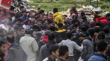 الموت في أي لحظة أمام المعارك.. سكان غزة يتنافسون على المساعدات الجوية