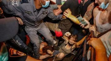 اشتباكات عنيفة بين الشرطة الإسرائيلية ومتظاهرين في تل أبيب| شاهد