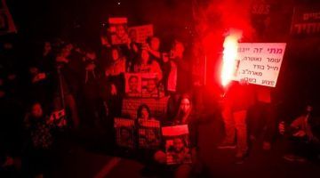 مئات الإسرائيليين يتظاهرون قرب قاعدة “أوفاكيم” بمنطقة النقب