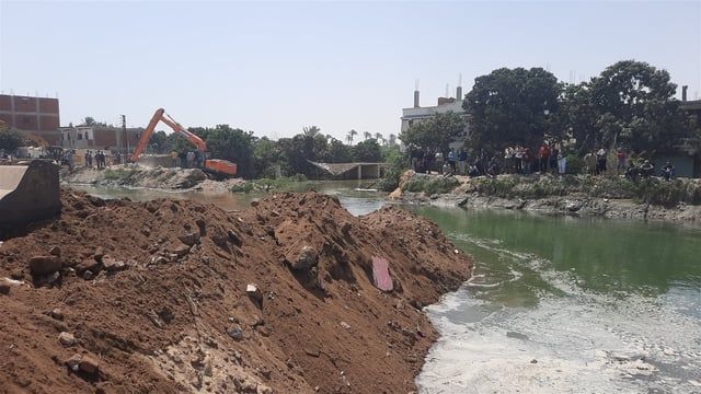 أغرق المنازل وأحدث إصابات بين السكان.. انهيار جسر بالإسماعيلية‎