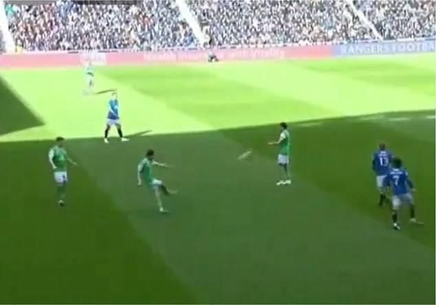 لقطة لا تحدث إلا في الأفلام..ركلة حرة غريبة تسقط 2 في 1