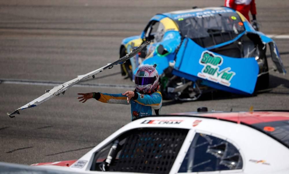 سائق سباق يرمي حطام سيارته على خصمه