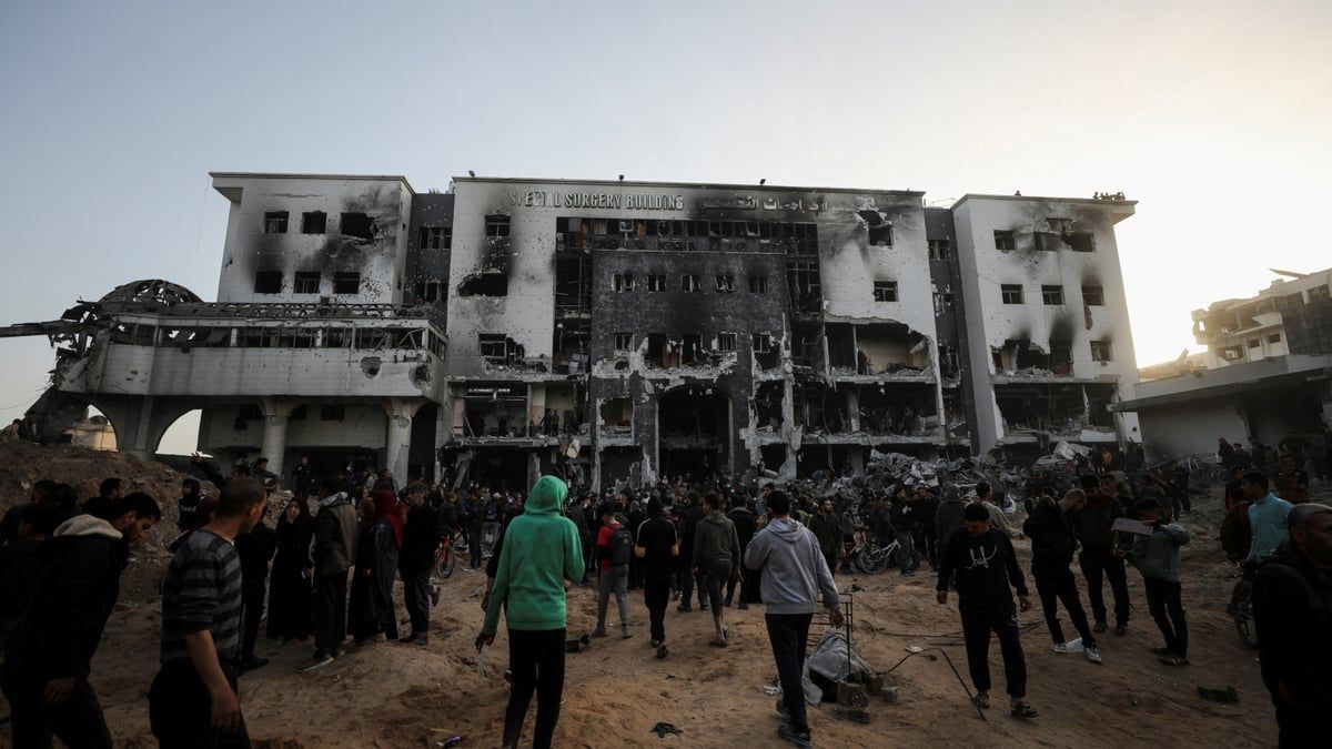 الدفاع المدني بغزة: الآليات الإسرائيلية سحقت الجثث في مجمع الشفاء