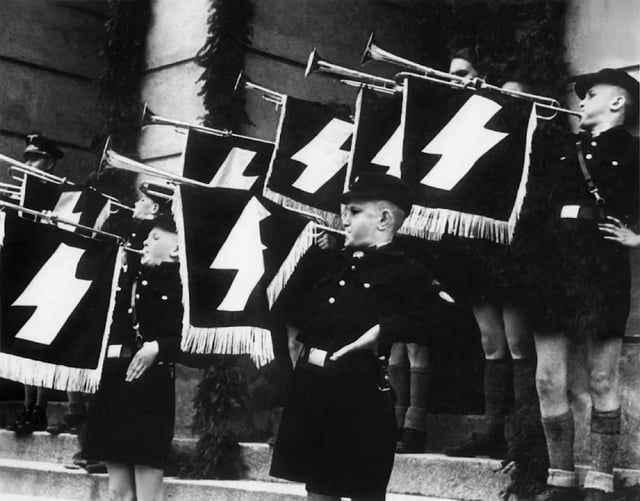 سر تغيير تصميم الرقم 4 على قمصان منتخب ألمانيا (صور)