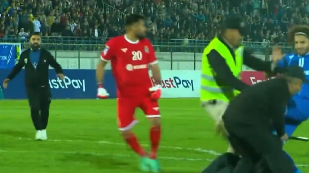 أحداث مؤسفة.. همام طارق يضرب مشجعًا اقتحم الملعب (فيديو)