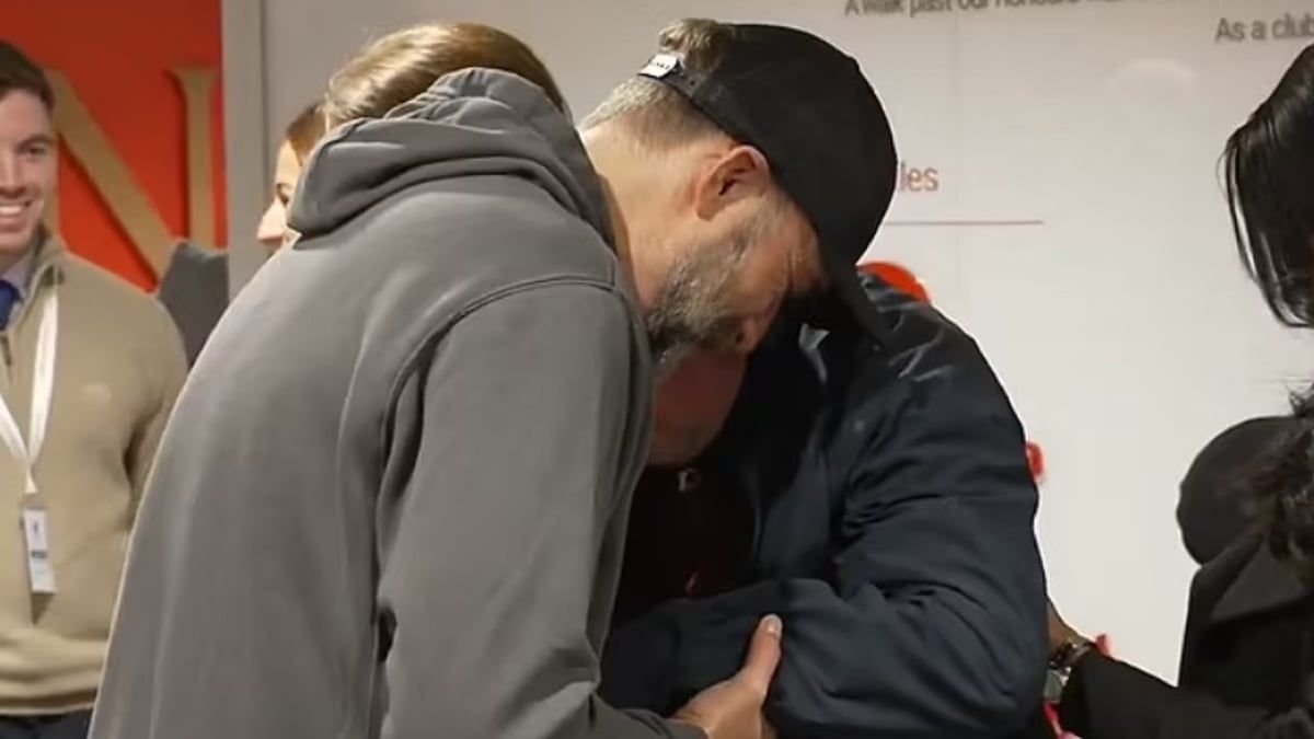 تعرض لهجوم عنيف.. كلوب يلتقي شون كوكس مشجع ليفربول (فيديو)