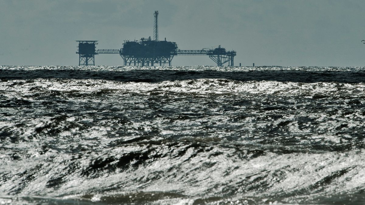 مع اشتداد المخاطر الجيوسياسية.. أسعار النفط تواصل الارتفاع