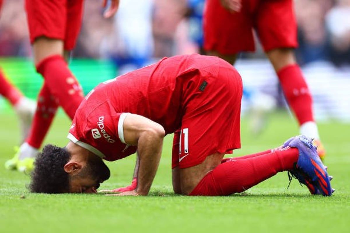 محمد صلاح يكسر صيامه في أرض الملعب (فيديو)