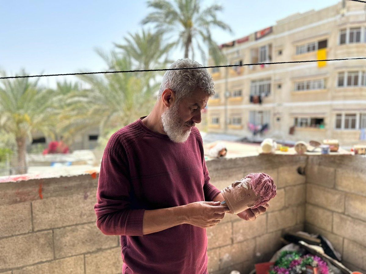 غزة.. فنّان يصنع من عبوات المساعدات دمى لإسعاد الأطفال (صور)