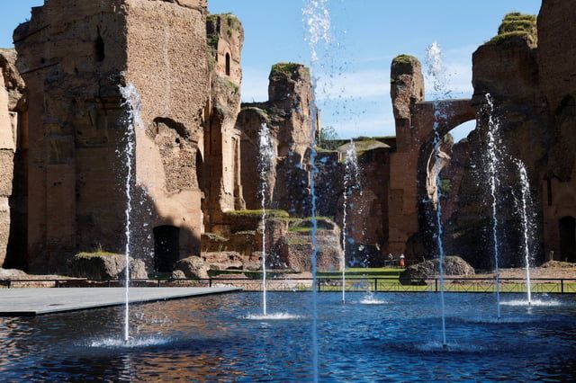 "المرآة".. انعكاس مائي لأحد آثار روما التاريخية