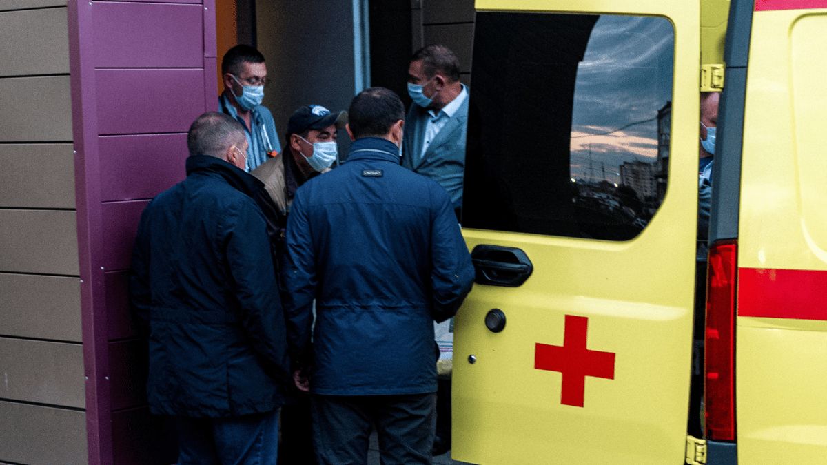 "بدافع الكراهية الشخصية".. حاكم منطقة روسية يتعرض للطعن بسكين