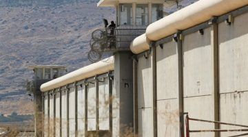 جرائم بشعة لمعتقلي غزة لدى الاحتلال.. طبيب سجن عسكري إسرائيلي يفضح تل أبيب| تقييد الفلسطينيين لدرجة بتر أطرافه