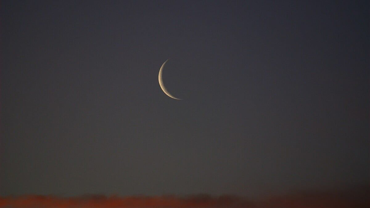 السعودية تدعو إلى تحري رؤية هلال شوال يوم الإثنين