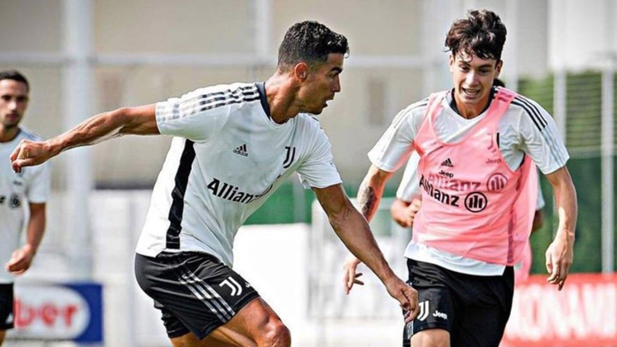 كنت متوترا.. لاعب فيروسينوني يكشف أسرار لقائه الأول برونالدو