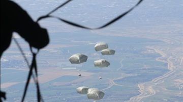 الإمارات والأردن ينفذان عملية إسقاط مشتركة جديدة للمساعدات الغذائية على غزة