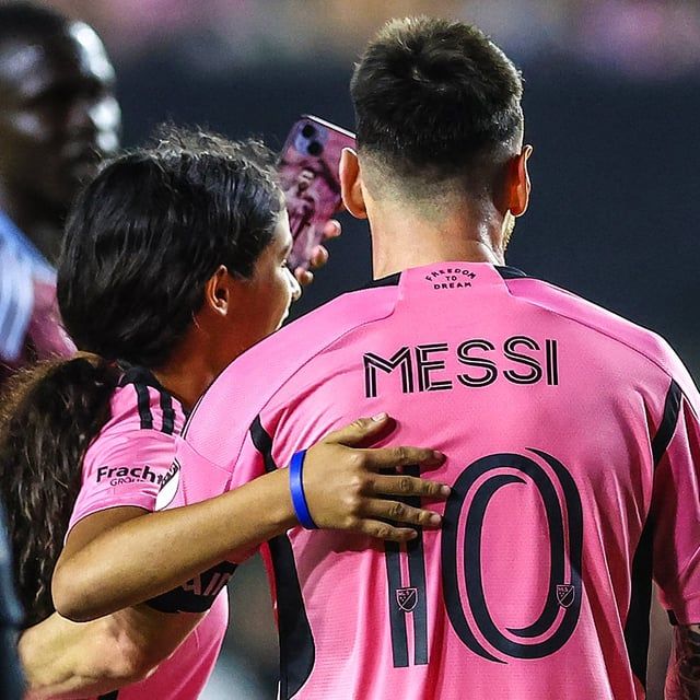 مشجعة تقتحم الملعب لالتقاط صورة مع ميسي (فيديو وصور)