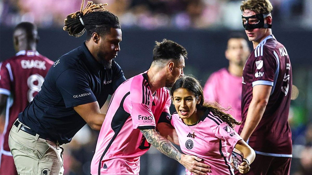 مشجعة تقتحم الملعب لالتقاط صورة مع ميسي (فيديو وصور)