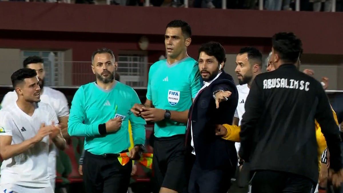 لاعبو أبو سليم الليبي يشتبكون مع حكم مباراة نهضة بركان (فيديو)