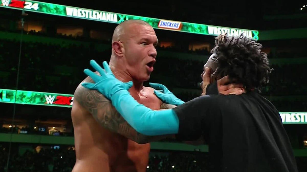 تلقى ضربة قاضية من راندي أورتن.. "سبيد" يظهر في عرض "راسلمينيا 40" (فيديو)