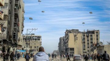 طرود كسوة العيد .. الإمارات تنفذ إسقاطا جويا للمساعدات الإنسانية لـ غزة