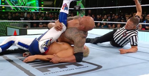 ذا روك يثبت كودي رودز في عودة مذهلة إلى الحلبة ليتصدر بطولة WWE WrestleMania 40 Night 1 - موقع الخليج الان