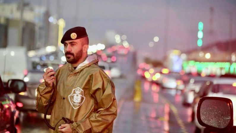 المرور يحذر: هذه عقوبة استخدام إشارة الالتفاف قبل تغيير المسار - موقع الخليج الان