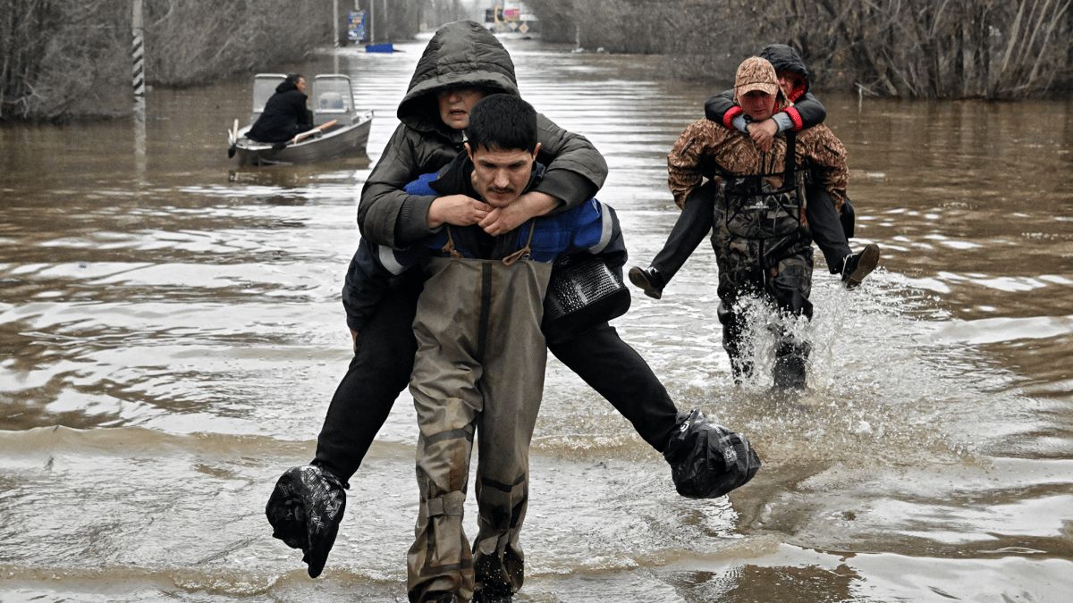 روسيا.. فيضانات "غير مسبوقة" تهدد حياة 19 ألف شخص (صور)