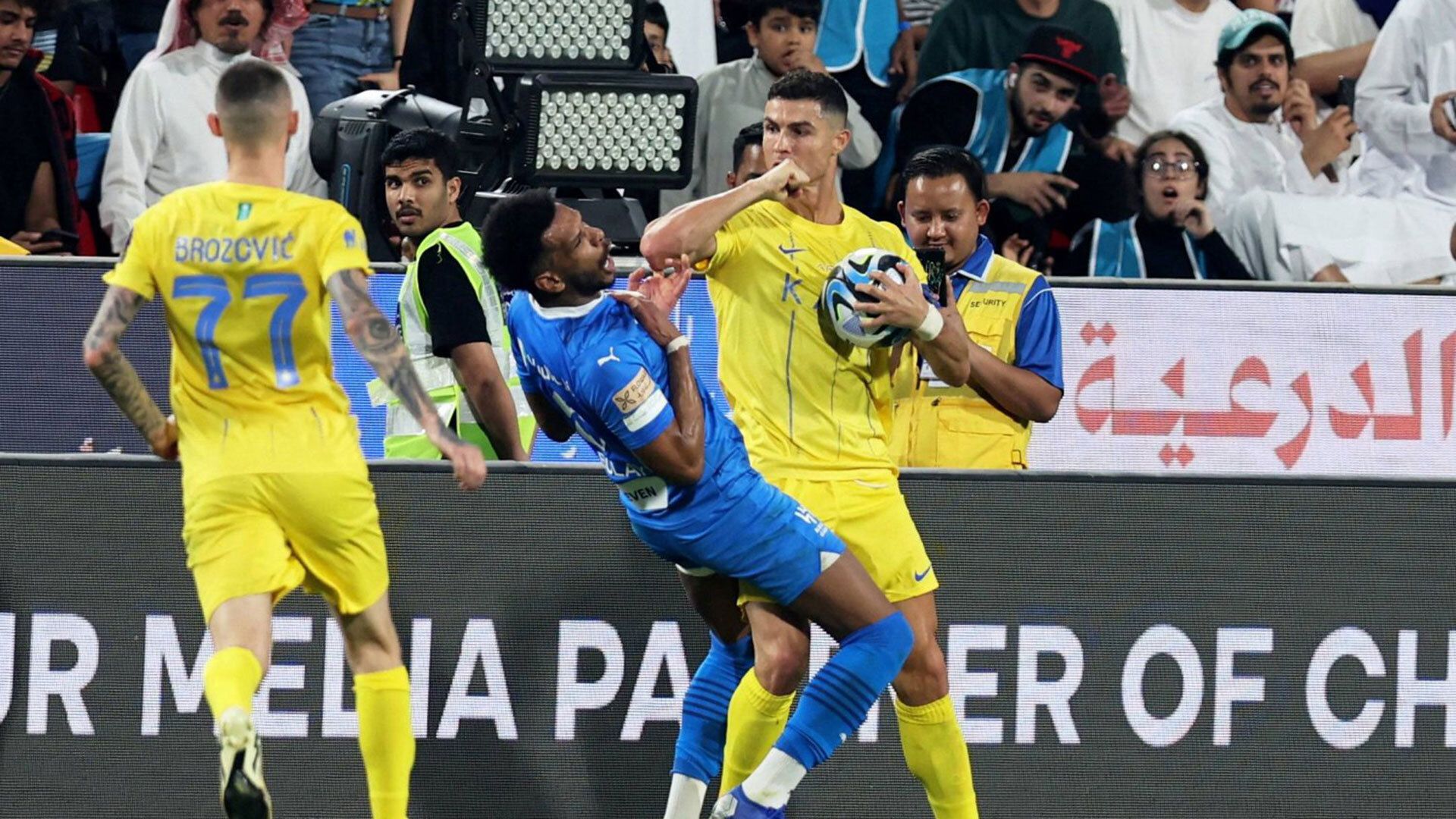 طرد رونالدو في ديربي الرياض يثير انقساما حادا بين جمهور المنصات - موقع الخليج الان