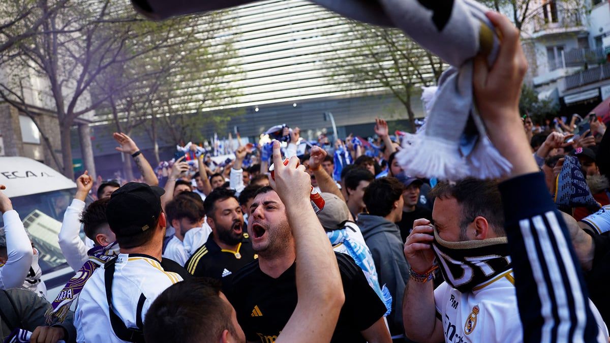 استقبال رائع لحافلة ريال مدريد قبل مواجهة مانشستر سيتي (فيديو)