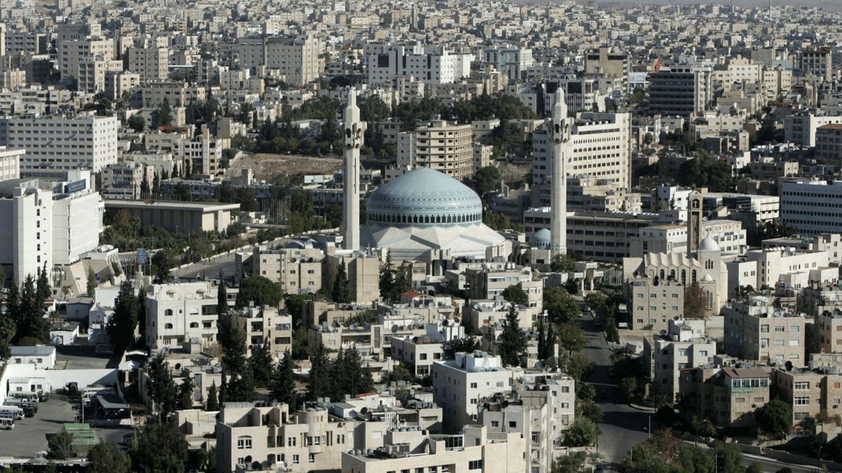 غياب الزينة وتراجع الأسواق.. غزة تلقي بظلالها على شوارع الأردن