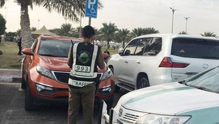 المرور يحذر: هذه عقوبة استخدام إشارة الالتفاف قبل تغيير المسار - موقع الخليج الان